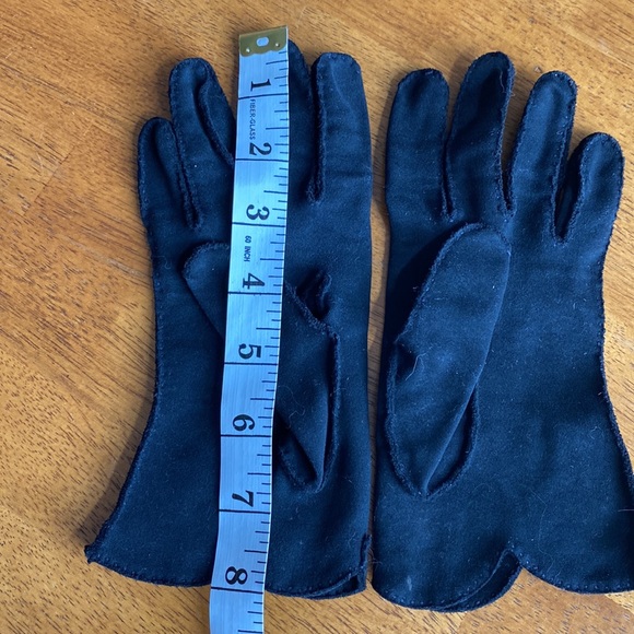 Vintage black fancy dress gloves. Nice cut and details around wrist. Fits sm-med - Picture 5 of 5